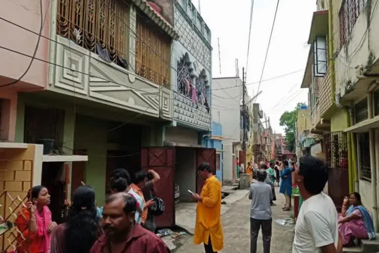 A STUDENT DIED OF ELECTRIC SHOCK WHILE TYING UP A FLAG ON A HOUSE ROOFTOP IN ASANSOL