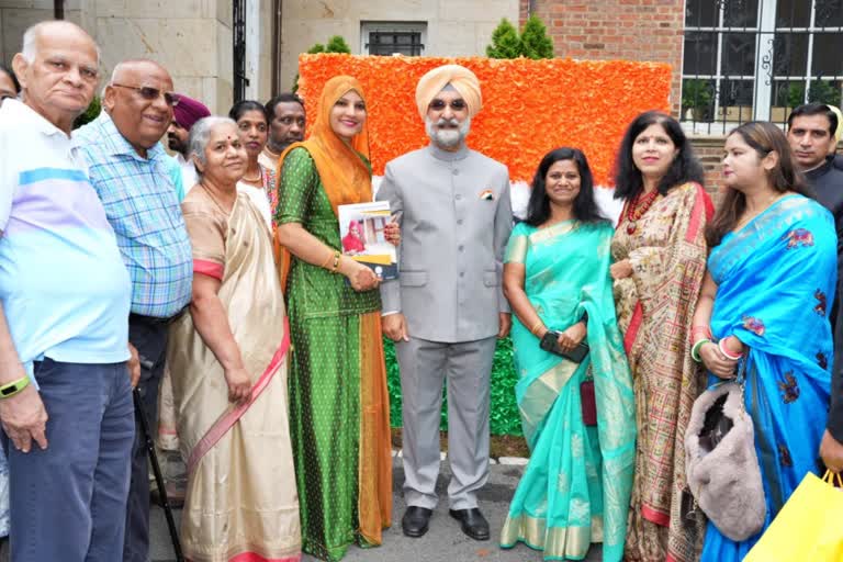 US will be key partner in creation of new India  Ambassador Taranjit Sandhu  Prime Minister Narendra Modi  Independence Day  Azadi Ka Amrita Mahotsava  Har Ghar Tiranga  ಇಂಡಿಯಾ ಹೌಸ್‌ನಲ್ಲಿ ಹಾರಿದ ರಾಷ್ಟ್ರಧ್ವಜಾ  ನವ ಭಾರತ ನಿರ್ಮಾಣಕ್ಕೆ ಅಮೆರಿಕ ಸಾಥ್​ ಅಮೆರಿಕವು ಭಾರತದ ಪ್ರಯಾಣದಲ್ಲಿ ಪ್ರಮುಖ ಪಾಲುದಾರ  ಭಾರತದ ರಾಯಭಾರಿ ತರಂಜಿತ್ ಸಿಂಗ್ ಸಂಧು  ಭಾರತದ ಸ್ವಾತಂತ್ರ್ಯ ದಿನಾಚರಣೆ  ವಾಷಿಂಗ್ಟನ್ ಡಿಸಿಯ ಇಂಡಿಯಾ ಹೌಸ್‌ನಲ್ಲಿ ರಾಷ್ಟ್ರಧ್ವಜಾರೋಹಣ  ಪ್ರಧಾನಿ ನರೇಂದ್ರ ಮೋದಿ  ಆಜಾದಿ ಕಾ ಅಮೃತ ಮಹೋತ್ಸವ  ಹರ್ ಘರ್ ತಿರಂಗಾ ಅಭಿಯಾನ