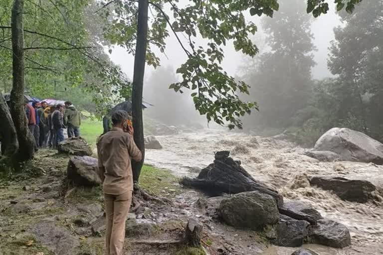 जम्मू कश्मीर में वायुसेना के जवानों ने कठुआ जिले में बाढ़ में फंसे दो लोगों को बचाया