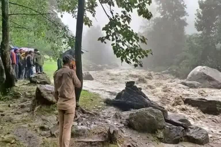 Indian Air Force personnel rescued  persons trapped in flashfloods in river Ujh in Kathua  Jammu and Kashmir news  ಕಥುವಾ ಜಿಲ್ಲೆಯ ಉಜ್ ನದಿ  ಉಜ್ ನದಿಯ ಪ್ರವಾಹದಲ್ಲಿ ಸಿಲುಕಿದ್ದ ಇಬ್ಬರನ್ನು ಭಾರತೀಯ ವಾಯುಪಡೆ ರಕ್ಷಿಸಿದೆ  ಐಎಎಫ್ ಹೆಲಿಕಾಪ್ಟರ್‌ಗಳಿಗೆ ಕರೆ  ವಾಹದಲ್ಲಿ ಪ್ರಾಣಿಗಳು ಕೊಚ್ಚಿಹೋಗಿವೆ  ಜಮ್ಮು ಮತ್ತು ಕಾಶ್ಮೀರ ಸುದ್ದಿ  ಪ್ರವಾಹದಲ್ಲಿ ಸಿಲುಕಿದ್ದ ಇಬ್ಬರನ್ನು ರಕ್ಷಿಸಿದ ವಾಯುಪಡೆ  ಉಜ್​ ನದಿಯಲ್ಲಿ ಕೊಚ್ಚಿಕೊಂಡ ಹೋದ ಪ್ರಾಣಿಗಳು  ಭಾರತೀಯ ವಾಯುಪಡೆ ಸಿಬ್ಬಂದಿ