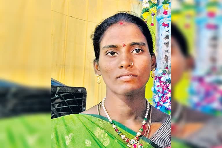 husband dragged his wife on the road and cut her throat  Independence Day celebrations  Karimnagar crime news  Telangana crime news  ಸ್ವಾತಂತ್ರ್ಯ ಅಮೃತ ಮಹೋತ್ಸವ  75ನೇ ಸ್ವಾತಂತ್ರ್ಯ ದಿನಾಚರಣೆ  ಸ್ವಾತಂತ್ರ್ಯ ಹೋರಾಟದಲ್ಲಿ ನಾರಿ ಶಕ್ತಿ  ರಾಷ್ಟ್ರಧ್ವಜಾರೋಹಣ ಬಳಿಕ ಪತಿಯೇ ಪತ್ನಿಯನ್ನು ಬರ್ಬರವಾಗಿ ಹತ್ಯೆ  ಕರೀಂನಗರ ಜಿಲ್ಲೆಯಲ್ಲಿ ಭೀಕರ ಕೊಲೆ  ತೆಲಂಗಾಣ ಅಪರಾಧ ಸುದ್ದಿ