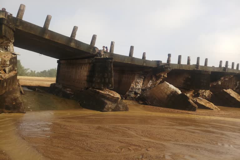 Half dozen pillars of Korango bridge collapsed due to incessant rain in Giridih