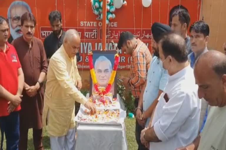 ab-vajpayee-remembered-by-bjp-at-srinagar-office