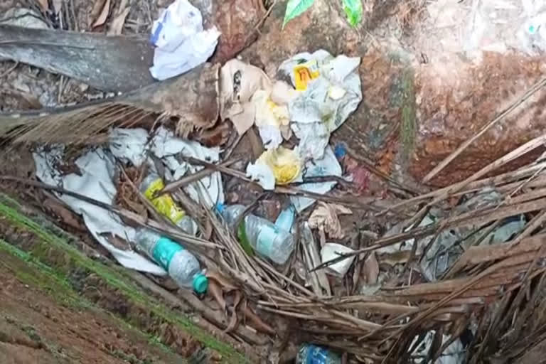 Waste issue in Payyannur  dumping of waste from private complex in Payyannur  Payyannur  Waste issue  dumping of waste  private complex in Payyannur  പയ്യന്നൂരിൽ സ്വകാര്യ കോംപ്ലക്‌സിൽ നിന്ന് മാലിന്യങ്ങൾ പുറന്തള്ളുന്നതായി പരാതി  സ്വകാര്യ കോംപ്ലക്‌സിൽ നിന്ന് മാലിന്യങ്ങൾ പുറന്തള്ളുന്നതായി പരാതി