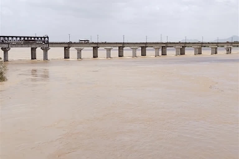 Godavari floods భద్రాచలం వద్ద కొనసాగుతోన్న రెండో ప్రమాద హెచ్చరిక