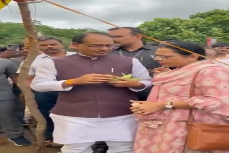 CM Shivraj and his family Eat Corns