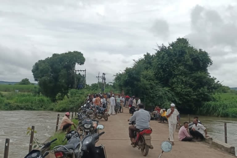 ndrf search operation is on in pravara river as three persons along with pickup were washed away in flood waters in ahmednagar