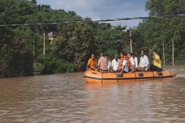 ବନ୍ୟାଞ୍ଚଳ ପରିଦର୍ଶନ କଲେ ଆଠମଲ୍ଲିକ ବିଧାୟକ,ବିପନ୍ନଙ୍କୁ ବାଣ୍ଟିଲେ ଶୁଖିଲା ଖାଦ୍ୟ