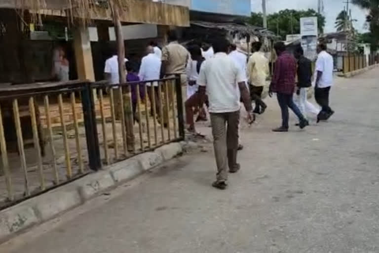 Men leave Hulihyder village  Communal clash cases  Koppal crime news  ಹುಲಿಹೈದರ ಗ್ರಾಮವನ್ನು ತೊರೆದ ಪುರುಷರು  ಹುಲಿಹೈದರ ಕೋಮು ಗಲಭೆ ಪ್ರಕರಣ  ಹುಲಿಹೈದರ್ ಮಾರಾಮಾರಿ ವಿಡಿಯೋ ವೈರಲ್  ಹುಲಿಹೈದರ್​ ಗ್ರಾಮಕ್ಕೆ ರಾಜಕೀಯ ಮುಖಂಡರ ಭೇಟಿ  ಹುಲಿಹೈದರ್​ ಗ್ರಾಮದ ಜನತೆಗೆ ರಾಜಕೀಯ ನಾಯಕರ ಭರವಸೆ  ಕೋಮು ಗಲಭೆ ಪ್ರಕರಣ  ಕೊಪ್ಪಳ ಅಪರಾಧ ಸುದ್ದಿ