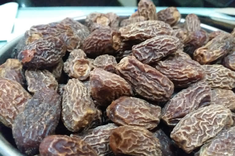 The price of Dry Dates in doubled Aurangabad due to heavy rain in Pakistan