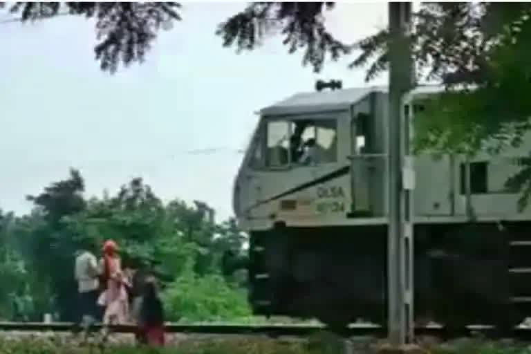 father-standing-in-front-of-train