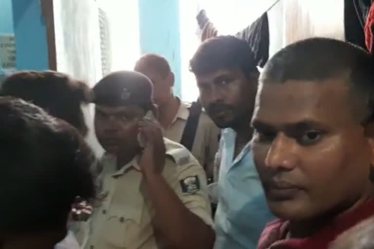 लॉज में शव के बारे में पूछताछ करती पुलिस