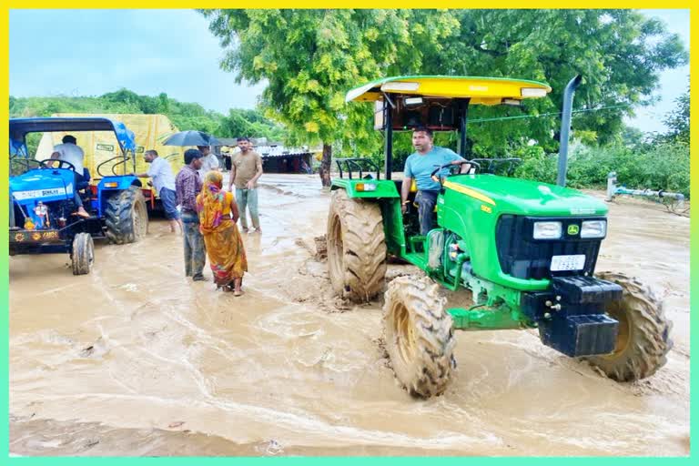 જિલ્લામાં ભારે વરસાદે સર્જ્યો વિનાશ, માલસામાન પાણીમાં તરતો થયો