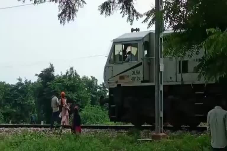 father stood in front of train with child in unnao Uttar Pradesh