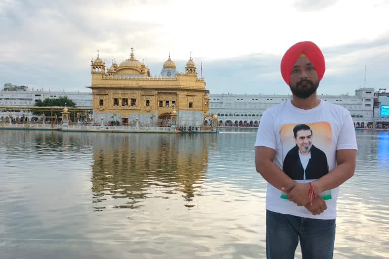 Congress leader arrived at Sri Harmandir Sahib in Sachkhand wearing a T-shirt with the photo of Jagdish Tytler, accused of the 1984 Sikh riots