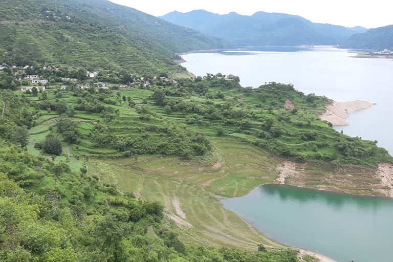 village on the banks of Tehri Lake