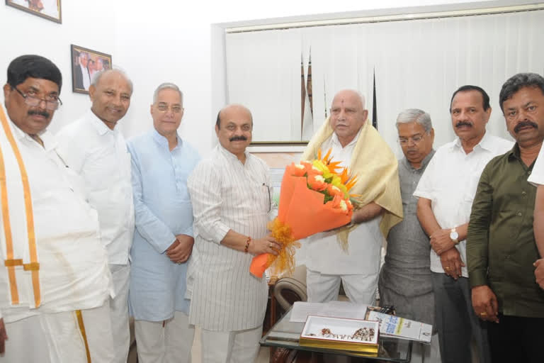 BJP leader visit to Former CM BS Yediyurappa Kaveri house  Former CM BS Yediyurappa Kaveri house in Bengaluru  Former CM BS Yediyurappa news  Bharatiya Janata Party leaders  ಮುಖ್ಯಮಂತ್ರಿ ಸ್ಥಾನಕ್ಕೆ ಯಡಿಯೂರಪ್ಪ ರಾಜೀನಾಮೆ  ಕಾವೇರಿ ನಿವಾಸ ಮತ್ತೆ ರಾಜಕೀಯ ಚಟುವಟಿಕೆಯ ಕೇಂದ್ರ ಬಿಂದು  ಬಿಜೆಪಿ ಸಂಸದೀಯ ಮಂಡಳಿ ಪಟ್ಟಿ  ಮುಖ್ಯಮಂತ್ರಿ ಬಸವರಾಜ ಬೊಮ್ಮಾಯಿ‌  ಕರ್ನಾಟಕ ಬಿಜೆಪಿ ರಾಜ್ಯಾಧ್ಯಕ್ಷ ನಳಿನ್ ಕುಮಾರ್ ಕಟೀಲ್  ವಿಧಾನಸಭೆ ಚುನಾವಣೆ  ಬಿಜೆಪಿ ಕೇಂದ್ರೀಯ ಚುನಾವಣಾ ಸಮಿತಿ  ಮಾಜಿ ಸಿಎಂ ಯಡಿಯೂರಪ್ಪರಿಗೆ ಅಭಿನಂದನೆ  ವರ್ಷದ ಬಳಿಕ ಮತ್ತೆ ರಾಜಕೀಯ ಚಟುವಟಿಕೆ ಕೇಂದ್ರವಾದ ಕಾವೇರಿ  ಬಿಎಸ್​ವೈ ನಿವಾಸಕ್ಕೆ ದೌಡಾಯಿಸಿದ ಬಿಜೆಪಿ ಮುಖಂಡರು