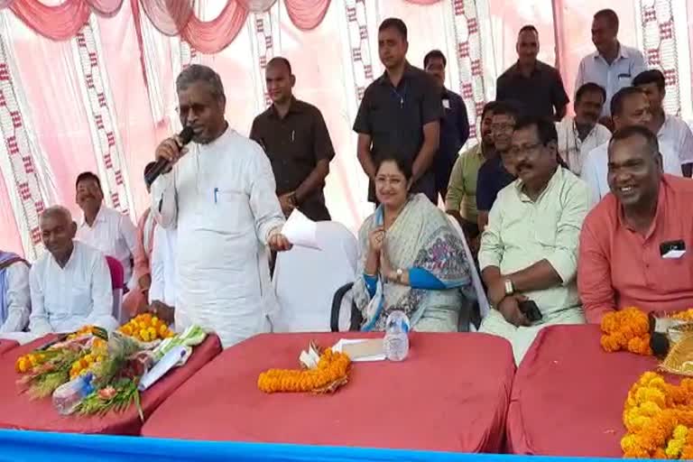 BJP leader Babulal interacts with villagers in Giridih