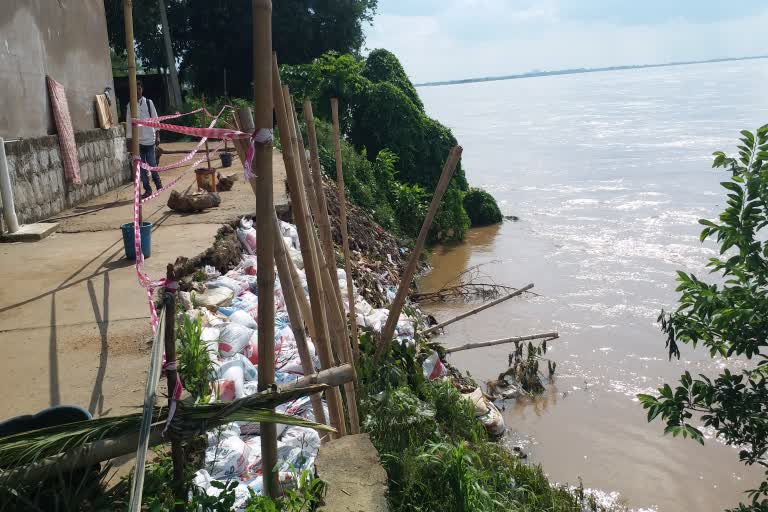 ଘିଙ୍ଗରାପଡାରେ ୩୦ ଫୁଟର ଘାଇ,ଅଘଟଣ ଏଡାଇବା ପାଇଁ ପାଳି କରି ଜଗୁଛନ୍ତି ଗାଁଲୋକେ