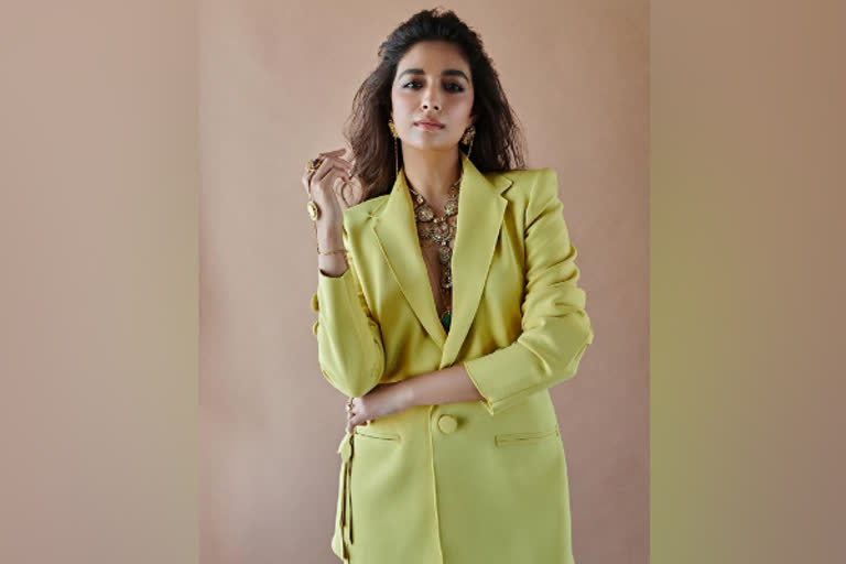 மஞ்சள் காட்டு மைனா கீர்த்தி சுரேஷ் புகைப்படத்தொகுப்பு