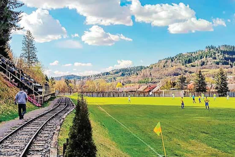 train comes inside the stadium