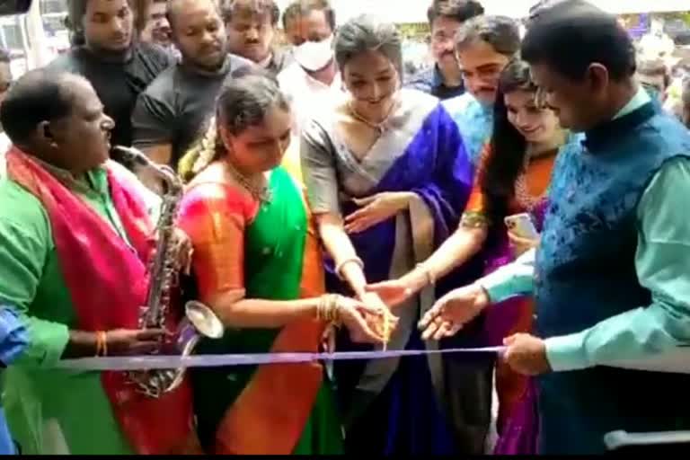 KGF Actress Shrinidhi Shetty inaugurated Dress Circle brand textile store