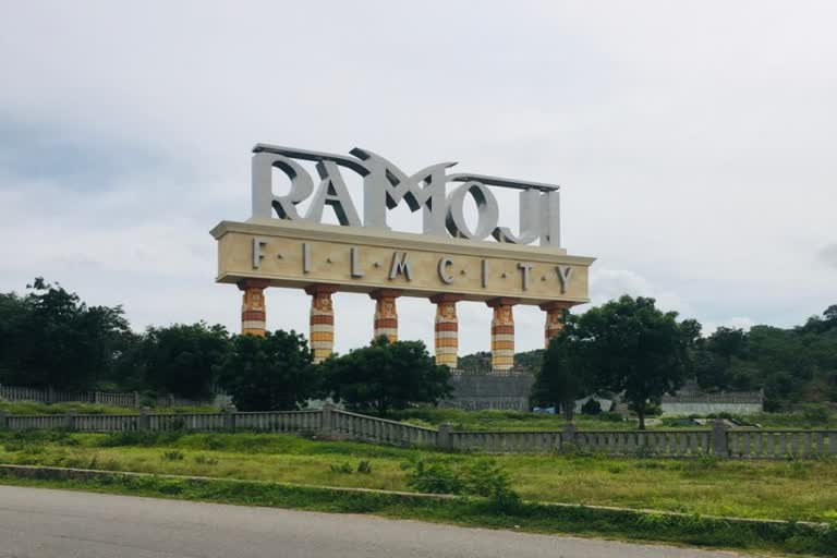 Ramoji Film City  IRCTC  Ramoji Film City and IRCTC new tourism Agreement  Tourism agreement made between Ramoji Film City and IRCTC  റാമോജി ഫിലിം സിറ്റി  ഐആര്‍സിടിസി  ടൂറിസം കരാറില്‍ ഒപ്പിട്ട് റാമോജി ഫിലിം സിറ്റിയും ഐആര്‍സിടിസിയും  ഇന്ത്യന്‍ റെയില്‍വേ കാറ്ററിംഗ് ആന്‍റ് ടൂറിസം കോര്‍പറേഷന്‍  ടൂറിസം മേഖലക്ക് ഉണര്‍വേകുന്ന കരാറില്‍ ഒപ്പിട്ട് റാമോജി ഫിലിം സിറ്റിയും ഇന്ത്യന്‍ റെയില്‍വേ കാറ്ററിംഗ് ആന്‍റ് ടൂറിസം കോര്‍പറേഷനും