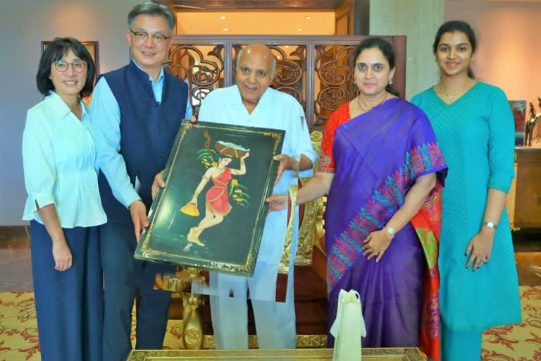 Sri Ramoji Rao, Chairman, Ramoji Group handing a memento to H.E. Mr. Chang Jae Bok, Ambassador of the Republic of Korea, flanked by Mrs. Gu Jung Hyun, Smt. Ch. Vijayeswari, Managing Director, Ramoji Film City, Ms Ch. Sohana, Director.