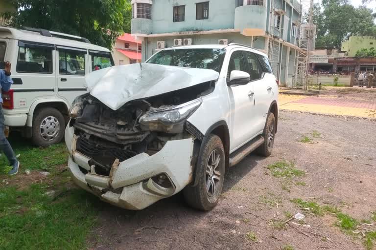 government car trampled the bike riders in durg