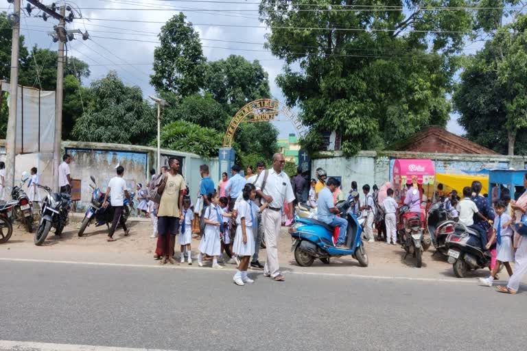 NH 75E road becomes cause of trouble for children in Khunti