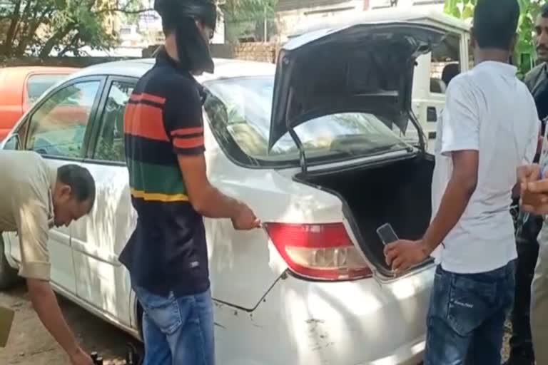 Illegal English liquor recovered from luxury car in Koderma