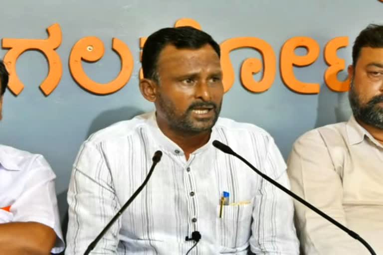 Former MLA vijayanand Kashappanavar