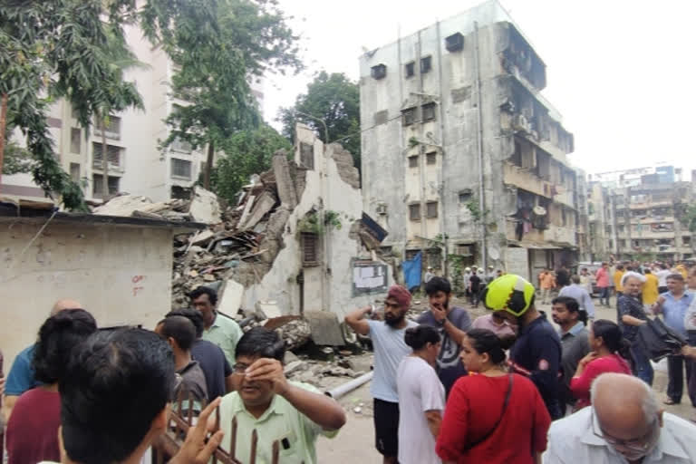 Four storey building collapses in Mumbai