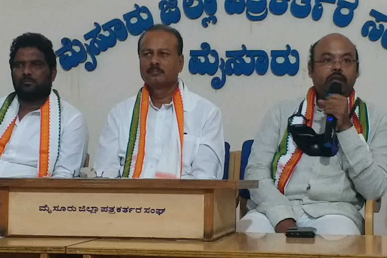 Madikeri chalo protest  Siddaramaiah Gheraoed  KPCC Working President Dhruva Narayan press meet  MLA Yatindra press meet in Mysore  ಮಡಿಕೇರಿ ಚಲೋ ಎಂದ ಕಾಂಗ್ರೆಸ್  ಶಾಸಕ ಯತೀಂದ್ರ ಬಿಜೆಪಿ ವಿರುದ್ಧ ವಾಗ್ದಾಳಿ  ಶಾಸಕ ಯತೀಂದ್ರ ಸಿದ್ದರಾಮಯ್ಯ ವಾಗ್ದಾಳಿ  ಬಿಜೆಪಿ ವಿರುದ್ಧ ಧ್ರುವ ನಾರಾಯಣ್ ಆರೋಪ  ಮೈಸೂರಿನಲ್ಲಿ ಕಾಂಗ್ರೆಸ್​ ನಾಯಕರ ಸುದ್ದಿಗೋಷ್ಟಿ