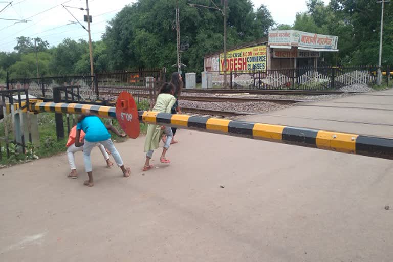 Outrage among traders stopped the work of Bhilai Supela railway gate