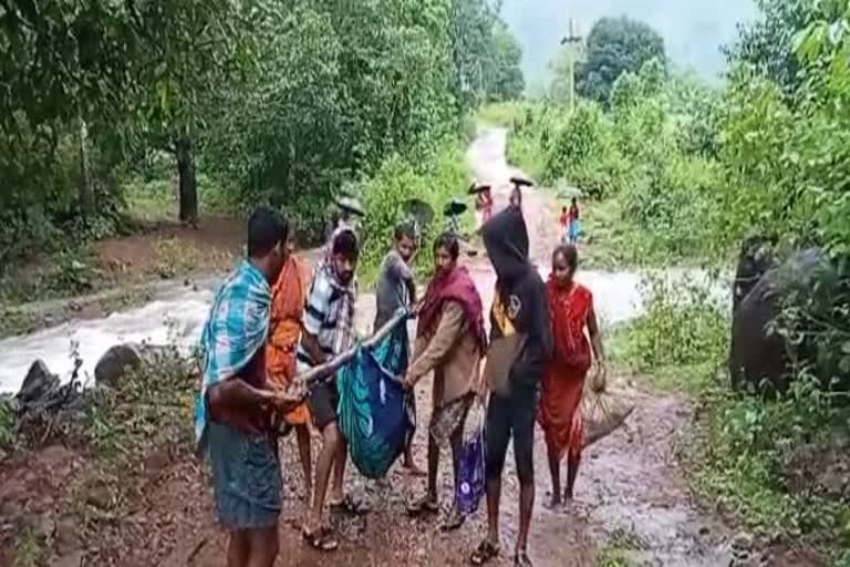 patient carried in cot due to road problem in tainpadar kalahandi