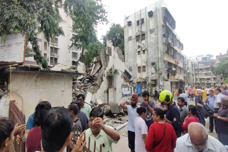 Five Storey Building Collapse  Mumbai Borivali Five Storey Building Collapse  Five Storey Vacant building in Mumbai collapses  casualties  Mumbai Latest News  Mumbai Bulidind Collapse News  മുംബൈ  അഞ്ചുനില കെട്ടിടം തകർന്നുവീണു  ആളപായമില്ല  പരിശോധന നടന്നുവരികയാണെന്ന് പൊലീസ്  മുംബൈയിലെ ബോറിവലി മേഖല  ആളൊഴിഞ്ഞ അഞ്ചുനില കെട്ടിടം  കെട്ടിടം തകർന്നുവീണു  സായിബാബ  Sai baba