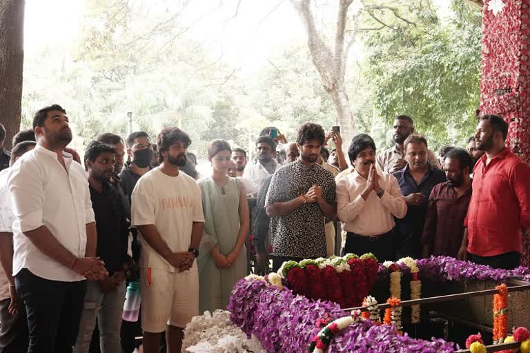 Telugu actor Vijay Devarakonda visits Puneeth Samadhi