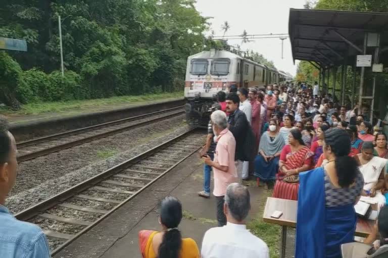 chemancheri railway station  chemancheri railway station mass gathering kozhikode  ചേമഞ്ചേരി റെയിൽവേ സ്റ്റേഷൻ  റെയിൽവേ പ്ലാറ്റ്‌ഫോമിൽ ബഹുജന കൂട്ടായ്‌മ  ഓഗസ്റ്റ് വിപ്ലവം ക്വിറ്റ് ഇന്ത്യ പ്രക്ഷോഭം  കൊയിലാണ്ടി എംഎൽഎ കാനത്തിൽ ജമീല  koyilandy news  kozhikode news  കോഴിക്കോട് വാര്‍ത്തകള്‍  ജില്ല വാര്‍ത്തകള്‍  ചേമഞ്ചേരി കൊയിലാണ്ടി