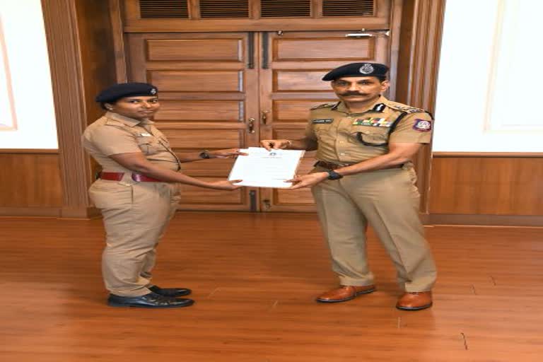 Female constable appreciated for conducting last rites of unclaimed bodies in tamilnadu