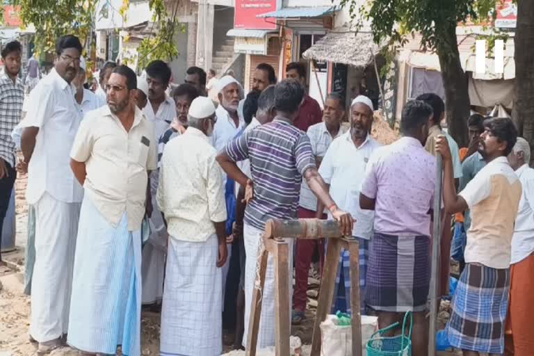 பெரியகுளம் நகராட்சி நிர்வாகம்  சின்ராஜ் பூங்கா  பூங்கா மறுசீரமைப்பு பணி  மக்கள் போராட்டம்  சாலை ஆக்கிரமிப்பு  People staged a protest  Municipal administration  Renovation works  ROADWORK