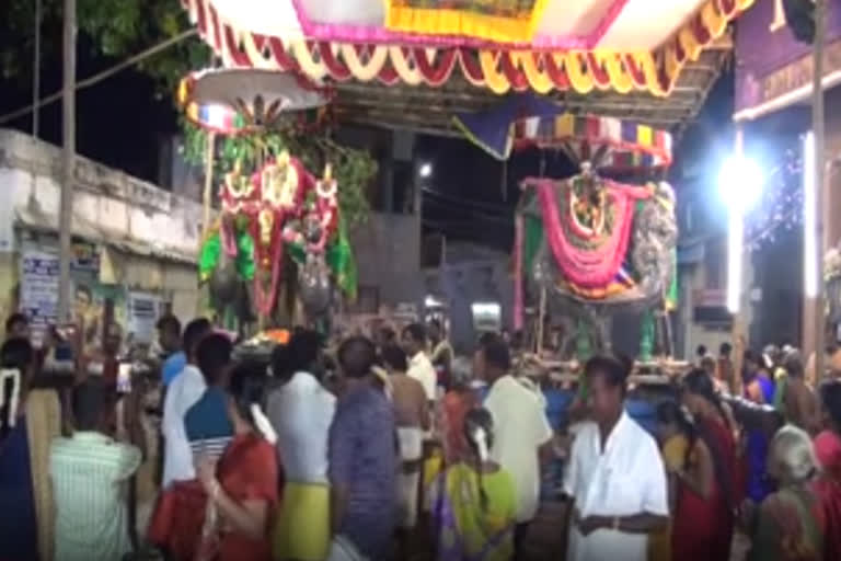 தங்கமுத்துக்கிடா வாகனத்தில் காட்சியளித்த திருச்செந்தூர் முருகன்