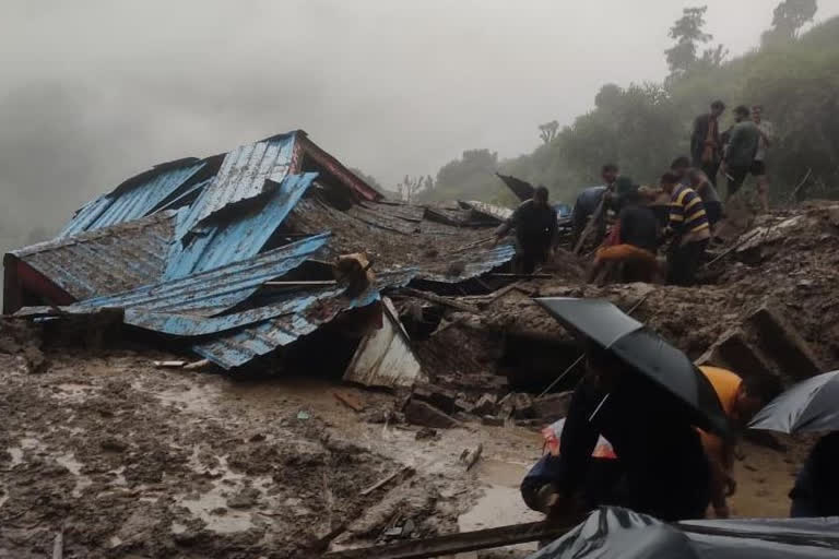 landslide on Panchayat President house  People died in Landslide  Rescue operation team disposed  ಪಂಚಾಯ್ತಿ ಅಧ್ಯಕ್ಷನ ಮನೆ ಮೇಲೆ ಭೂಕುಸಿತ  ಪಂಚಾಯ್ತಿ ಅಧ್ಯಕ್ಷನ ಕುಟುಂಬಸ್ಥರ ರಕ್ಷಣೆಗೆ ಹರಸಾಹಸ  ಭಾರೀ ಮಳೆಯಿಂದಾಗಿ ಮಂಡಿಯಲ್ಲಿ ಭೂಕುಸಿತ