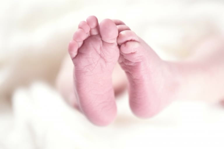 Infant dies after woman delivers on health center veranda in Yavatmal