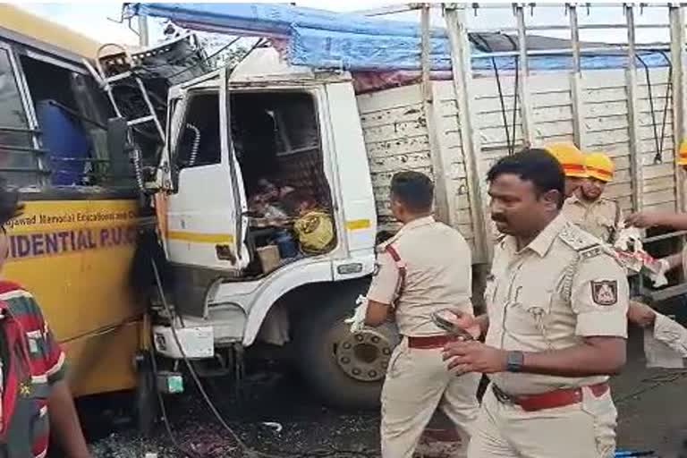 ಅಥಣಿಯಲ್ಲಿ ಕಾಲೇಜು ಬಸ್​ಗೆ ಕ್ಯಾಂಟರ್ ಡಿಕ್ಕಿ