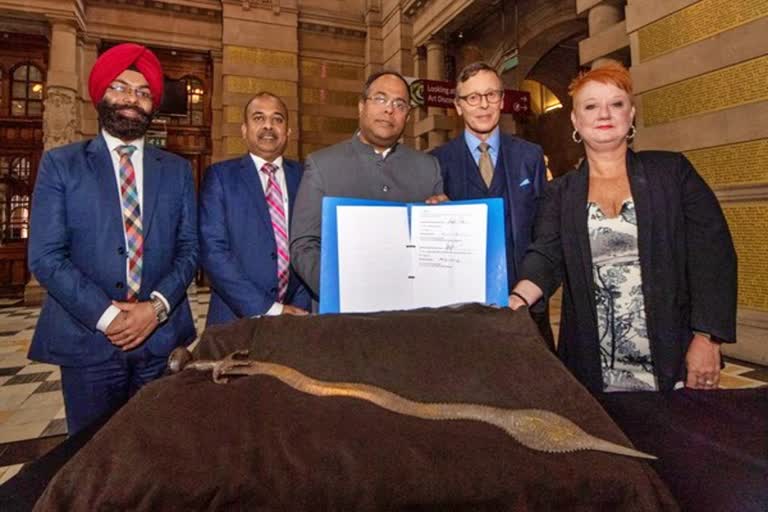 UK museum returns seven Indian artefacts  Indo Persian sword  Glasgow museum returned seven items to India  Glasgow Life Museums  ಯುಕೆ ಮ್ಯೂಸಿಯಂನಿಂದ ಇಂಡೋ ಪರ್ಷಿಯನ್ ಖಡ್ಗ  ಭಾರತೀಯ ಕಲಾಕೃತಿಗಳು ವಾಪಾಸ್  ಗ್ಲಾಸ್ಗೋ ಲೈಫ್ ಮ್ಯೂಸಿಯಂ  ಕಲ್ಲಿನಿಂದ ಕೆತ್ತಿದ ಬಾಗಿಲಿನ ಜಾಂಬ್​​ ಭಾರತದ ಹಂಗಾಮಿ ಹೈಕಮಿಷನರ್ ಸುಜಿತ್ ಘೋಷ್