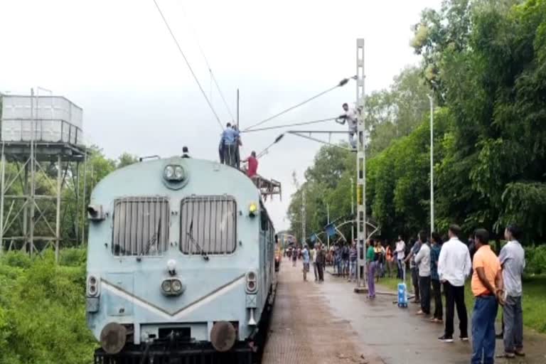 ବାରିପଦାରେ ଅଟକିଲା ବାଙ୍ଗିରିପୋଷି ଭୁବନେଶ୍ୱର ଟ୍ରେନ