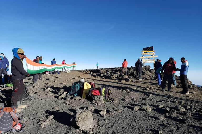 UP cop unfurls 75 ft tricolour atop Mount Kilimanjaro, receives rousing reception back home