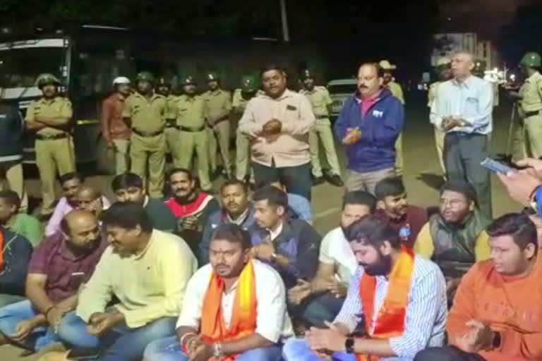 complaint register on Congress workers  Savarkar photo burning case  Savarkar photo burning case in Dharwad  Dharwad congress protest news  ಸಾವರ್ಕರ್ ಫೋಟೋ ಸುಟ್ಟ ಪ್ರಕರಣ  ಕಾಂಗ್ರೆಸ್ ಕಾರ್ಯಕರ್ತರ ಮೇಲೆ ದೂರು ದಾಖಲು  ಮಾಜಿ ಮುಖ್ಯಮಂತ್ರಿ ಸಿದ್ದರಾಮಯ್ಯ ಕಾರಿಗೆ ಮೊಟ್ಟೆ ಎಸೆತ  ಹಿಂದೂಪರ ಸಂಘಟನೆ ಕಾರ್ಯಕರ್ತರು ಪ್ರತಿಭಟನೆ  ಧಾರವಾಡ ಕಾಂಗ್ರೆಸ್​ ಪ್ರತಿಭಟನೆ ಸುದ್ದಿ