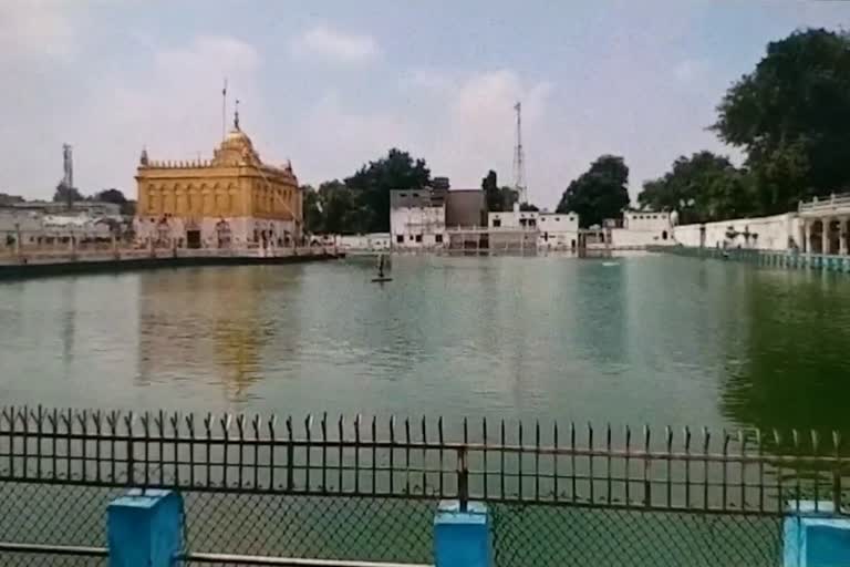 Deadbody found in the tank  Deadbody found in the tank of Temple in Punjab  Youngman found dead in the tank  Punjab Latest News  Latest National News  Punjab  Amritsar  Amritsar Durgiana Temple  Youngman found dead in the tank of Punjab Amritsar Durgiana Temple  യുവാവിന്‍റെ മൃതദേഹം  ക്ഷേത്രത്തിലെ ടാങ്കില്‍ യുവാവിന്‍റെ മൃതദേഹം  ആത്മഹത്യ  പൊലീസ്  മാനസിക പ്രശ്‌നങ്ങളാല്‍ ആത്മഹത്യ ചെയ്‌തതെന്ന് പൊലീസ്  പഞ്ചാബ്  അമൃത്‌സര്‍  ദുർഗിയാന തീർഥ  യുവാവിനെ മരിച്ച നിലയില്‍ കണ്ടെത്തി